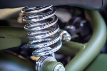 Molas para caminhões: como garantir resistência e durabilidade em veículos pesados?