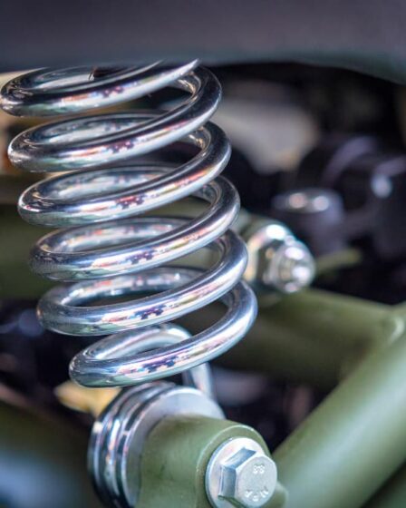 Molas para caminhões: como garantir resistência e durabilidade em veículos pesados?