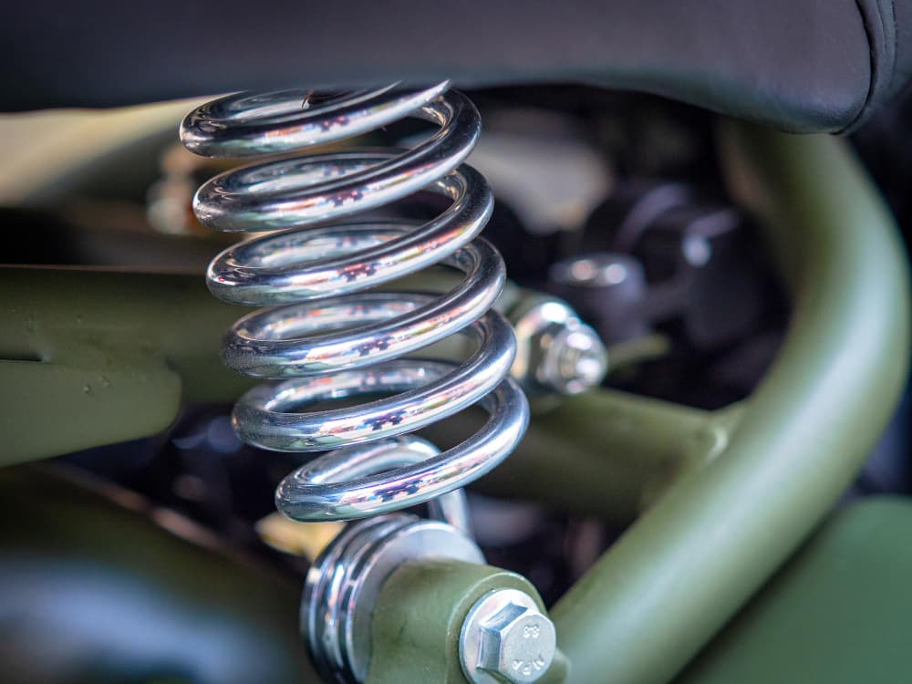 Molas para caminhões: como garantir resistência e durabilidade em veículos pesados?